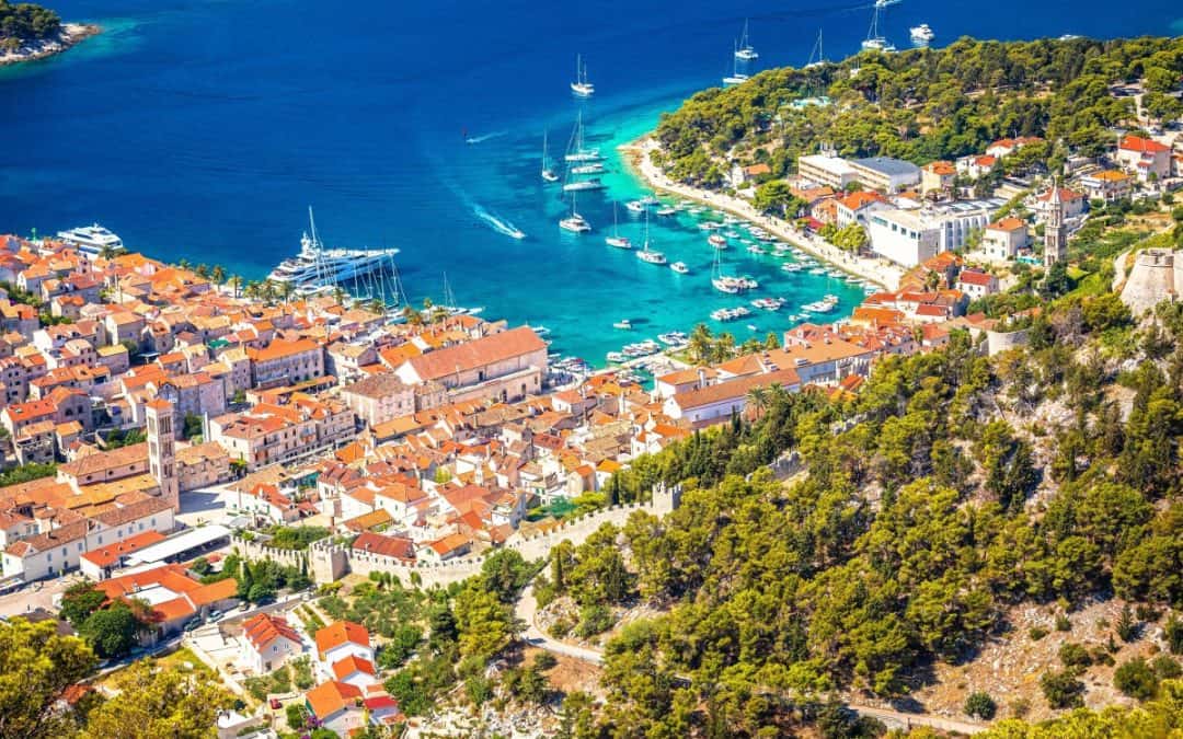 Obiteljski odmor iz snova: prednosti najma vila u Hvaru